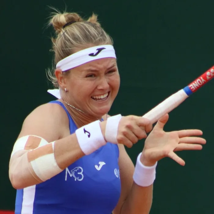 Bouzkova Favored Against Semenistaja: Form and Surface Advantage Point to Czech Victory